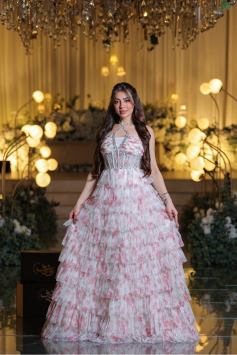 فستان سهرة أبيض بنقشة وردية وطبقات تول بتصميم هالت...