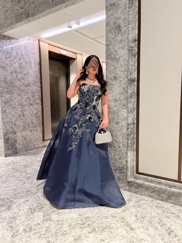 ‎فستان توب كحلي طويل مزين بنقوش أنيقة