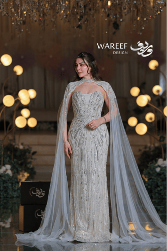 فستان سهرة شامبين مطرّز بالكامل مع كاب شفاف لإطلال...