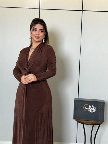 فستان ناعم بني شوكولاتة لامع بقصّة لفّ أنثوية وتفا...