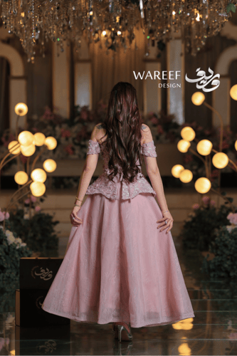 فستان سهرة وردي بتطريز زهري ثلاثي الأبعاد وقصّة أن...