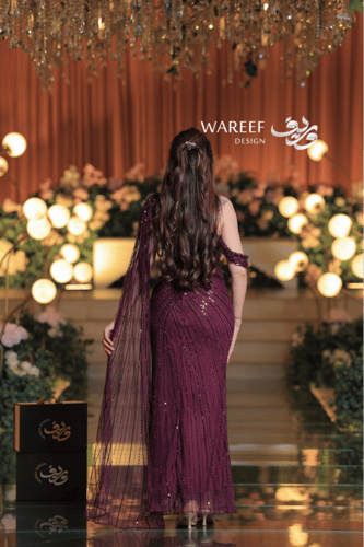 فستان سهرة خمري فاخر بتطريز ترتر لامع وتصميم كتف و...