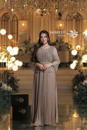 فستان سهرة بلون الشامبين بقصة طبقات وتنورة بليسيه