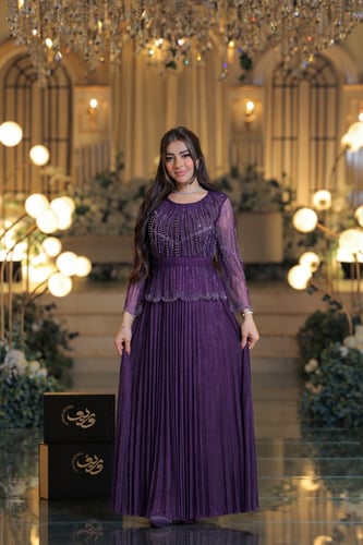 فستان سهرة بلون الشامبين بقصة طبقات وتنورة بليسيه