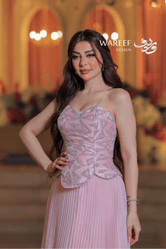 فستان وردي طويل مطرز بترتر هندسي مع كورسيه وحمالات...