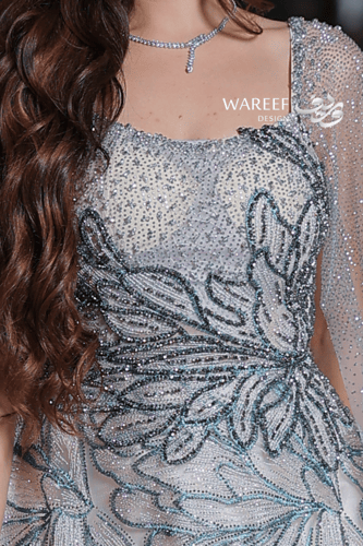 فستان سهرة ملكي طويل بتطريز تيفاني فاخر وكاب شفاف...