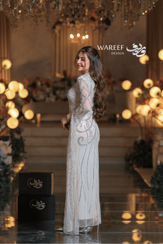 فستان سهرة سكري فاخر مطرز بالفضي بتصميم كلاسيكي را...