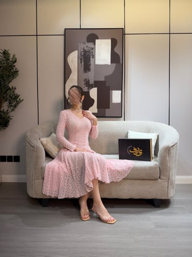 فستان ميدي وردي ناعم بنقشة أنثوية وقصّة انسيابية ر...