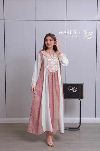 جلابية أوف وايت بنقوش تراثية متعددة الألوان