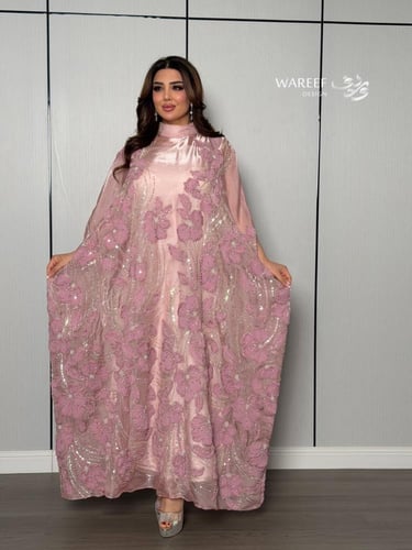 جلابية فاخرة وردي غباري بتطريز زهري بارز