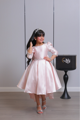 فستان بناتي ساتان وردي بتصميم أميري وتنورة واسعة