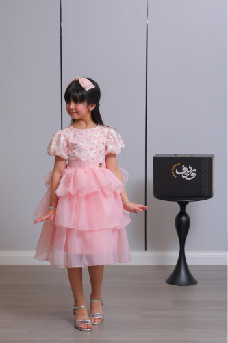 فستان بناتي وردي بطبقات تول ناعمة وتطريز أنيق