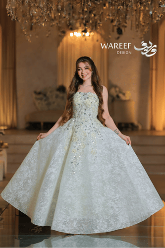 فستان ليموني منفوش فاخر بتطريز لامع وحمالات رفيعة