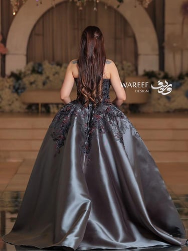 فستان ملكه فخم بتصميم فريد باللون الرمادي الغامق