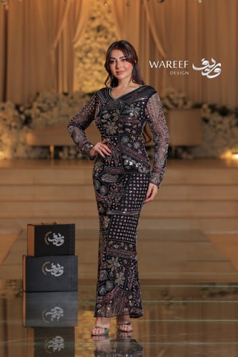 فستان اسود ضيق مزين بالتطريز الملون