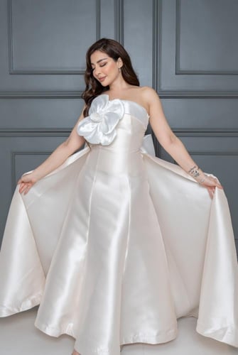 فستان سهره بخامه ميكادو ورده على الصدر