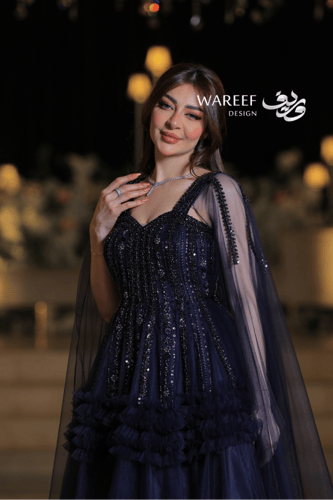 فستان سهرة كحلي طويل بتطريزات براقة وكاب تول فاخر...