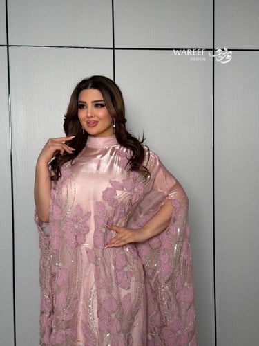 جلابية فاخرة وردي غباري بتطريز زهري بارز