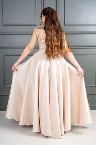 فستان سهرة بخامه ميكادو بتطريز كلفه على الصدر