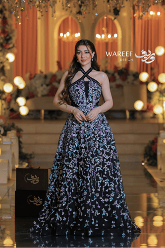 فستان سهرة أسود مزخرف بالترتر الملون