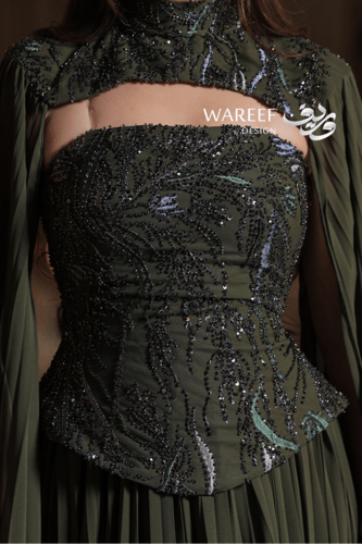 فستان سهرة أخضر زيتوني بتطريز فاخر مع ياقة عالية و...