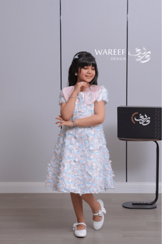 فستان بناتي وردي و أزرق بتفاصيل بتلات ثلاثية الأبع...