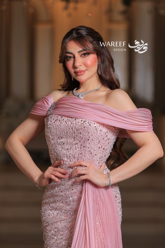 فستان وردي اوف شولدر بتطريز مميز