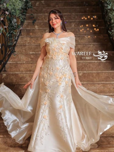 فستان سهرة اوف شولدر باللون البيج