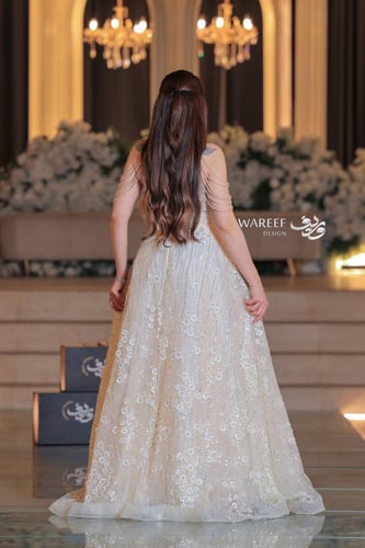 فستان سهره باللون البيج مزين بفصوص على لاكتاف