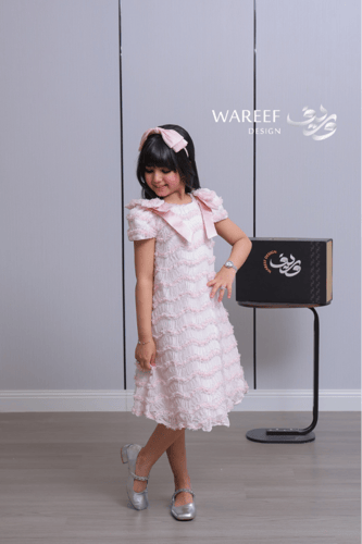 فستان بناتي وردي ناعم بطبقات دانتيل مموّج وتفاصيل...