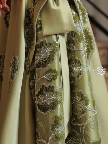 فستان سهرة باللون الاخضر الزيتوني مزين بتطريز جانب...