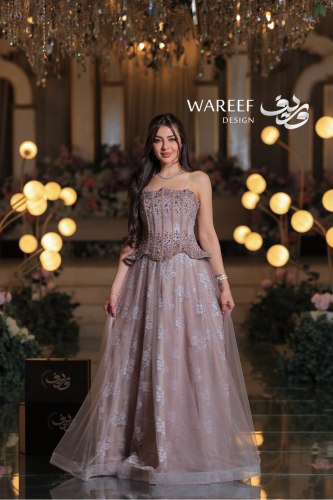فستان سهرة موف وردي بتطريز كريستالي فاخر وقصّة كور...