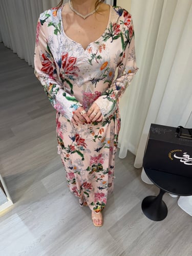 جلابية وردية بنقشة زهور ناعمة وقصّة أنثوية راقية