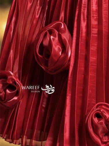 فستان سهرة باللون الاحمر مع ورود بالتنوره