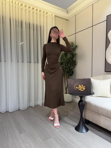 فستان ميدي بني شوكولاتة بقصة كلاسيكية وتفصيل جانبي...