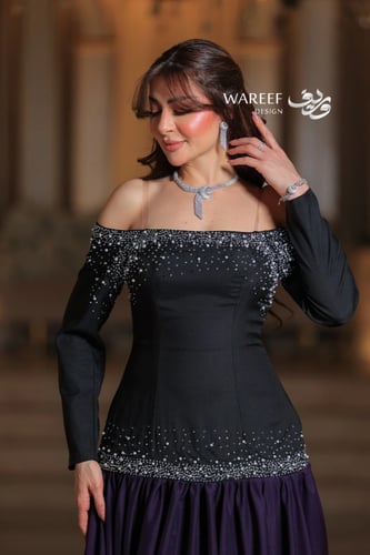 فستان بنفسجي ملكي بأكتاف مكشوفة وتطريز براق