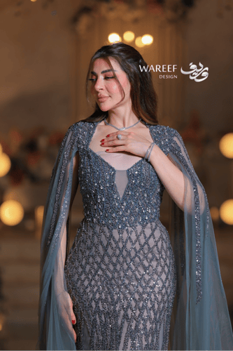 فستان سهرة رمادي ساحر مطرز بتفاصيل فاخرة وأكمام من...