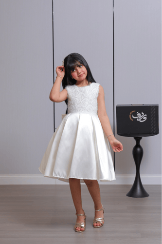 فستان بناتي بتطريز فاخر وفيونكة خلفية كبيرة