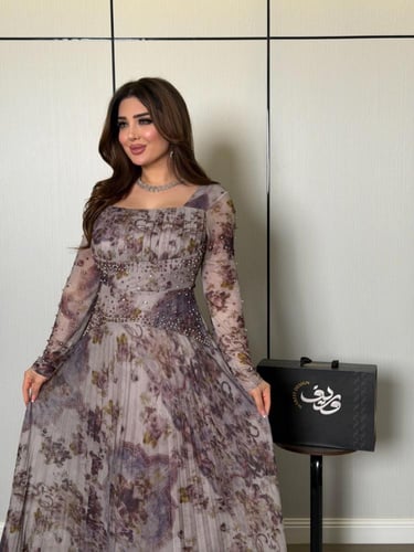 فستان مورّد بتفاصيل خرزية وقصة ملكية