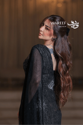 فستان سهرة أسود طويل لامع فخم بأكمام كاب