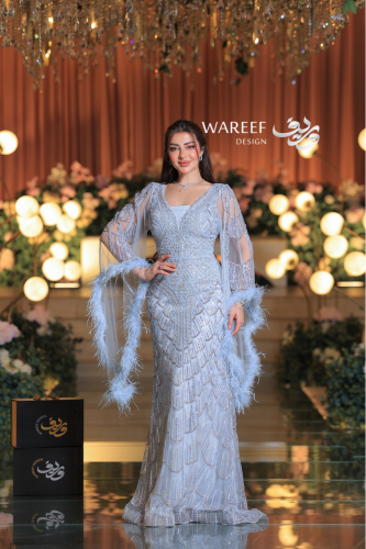 فستان سهرة فضّي ثلجي فاخر بتطريز كريستالي وأكمام ش...
