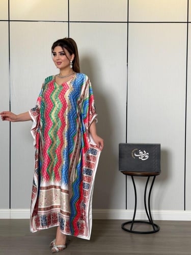 جلابية ملونة بنقشة زيكزاك تراثية ولمسة فنية جريئة