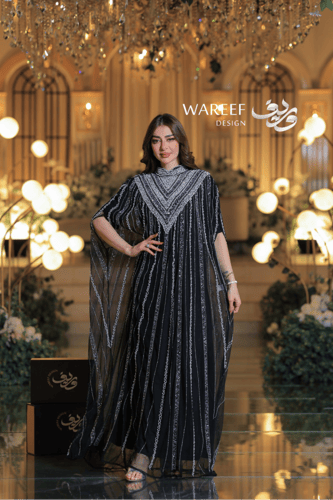 جلابية فاخرة باللون الأسود المطرّز بالفضي