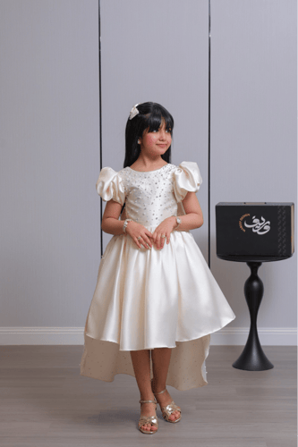 فستان بناتي ساتان بتطريز لامع وقصة ذيل خلفي