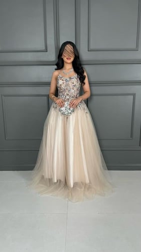فستان تل سهرة سكري مزين بزهور لامعة