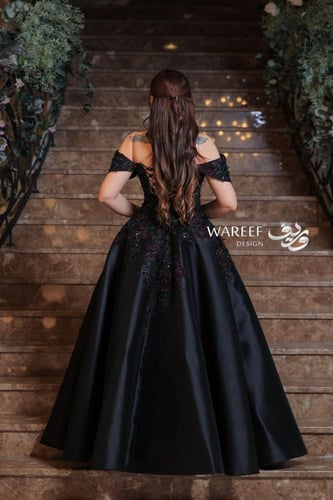 فستان سهره اسود مزين بتطريز احمر