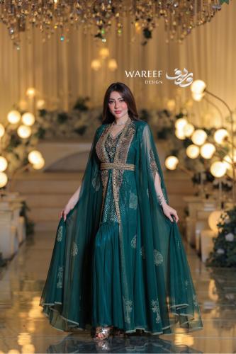 جلابية فاخرة بتطريز ذهبي وأكمام كاب انسيابية