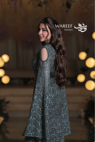 فستان سهرة أخضر فاخر بتطريز كثيف وأكمام منسدلة بتص...