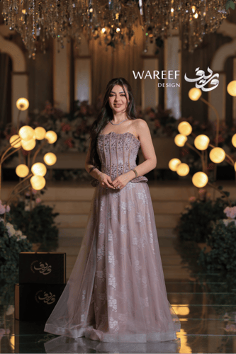 فستان سهرة موف وردي بتطريز كريستالي فاخر وقصّة كور...