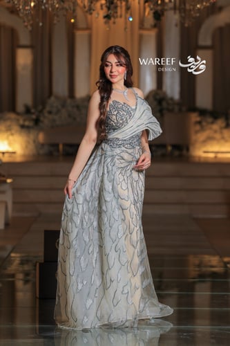 فستان بيج بتطريز ازرق مميز مع ذيل جانبي